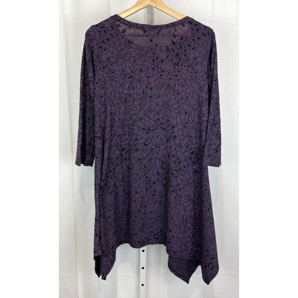 CUT LOOSE Size M Floral Tunic Top 3/4 Sleeve Asymmetric Hem Stretch Knit Purple - Picture 2 of 8